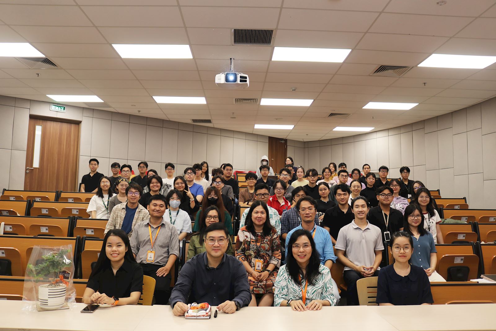 m-arch-nguyen-thu-phong-exchanges-with-students-of-the-vietnamese-german-university